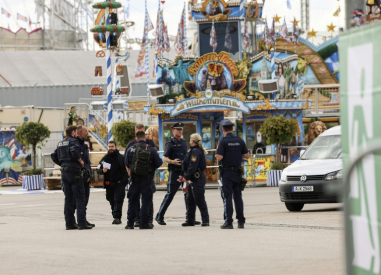 Des plociers et des urgentistes devant devant le site du festival de la bière Oktoberfest de Munich, le 1er octobre 2025 ( AFP / Alexandra BEIER )