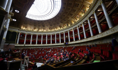 FRANCE: LES PROPOS DE MACRON FONT POLÉMIQUE, LE DÉBAT SUR LE PASS ENCORE PERTURBÉ