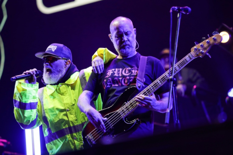Fred Durst (g) et Sam Rivers, bassiste de Limp Bizkit, lors d'un concert à Bogota le 21 mars 2024 ( AFP / Juan Pablo Pino )