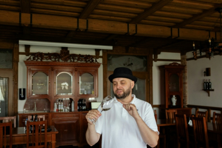 Dégustation de vin au domaine de Chateau Chizay, à Berehove, dans l'ouest de l'Ukraine, le 27 août 2026  ( AFP / Tetiana DZHAFAROVA )