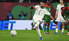 L'attaquant de l'Algérie Riyad Mahrez a inscrit un penalty contre le Burkina Faso lors de la deuxième journée de la phase de groupes de la Coupe d'Afrique des nations le 28 décembre 2025 à Rabat ( AFP / Paul ELLIS )