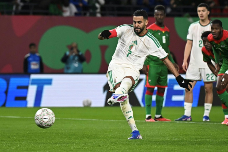 L'attaquant de l'Algérie Riyad Mahrez a inscrit un penalty contre le Burkina Faso lors de la deuxième journée de la phase de groupes de la Coupe d'Afrique des nations le 28 décembre 2025 à Rabat ( AFP / Paul ELLIS )