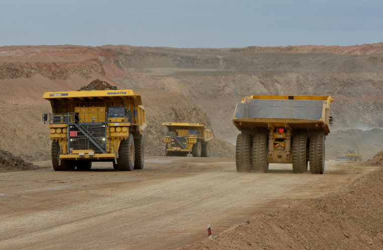 Des camions dans la mine de Oyu Tolgoi (Mongolie), opérée par Rio Tinto, en 2012 (illustration) ( AFP / MARK RALSTON )