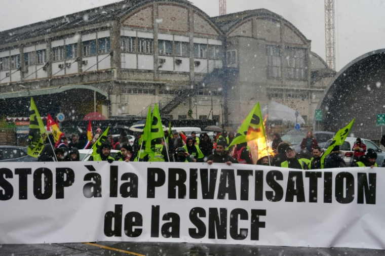 Manifestation contre la "privatisation de la SNCF" et le demantèlement des activités de fret, gare de Lyon à Paris le 21 novembre 2024 ( AFP / Dimitar DILKOFF )
