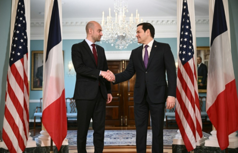 Le secrétaire d'Etat américain Marco Rubio (d) et le ministre français des Affaires étrangères Jean-Noël Barrot (g) au département d'Etat, à Washington, le 1er mai 2025 ( AFP / Brendan SMIALOWSKI )