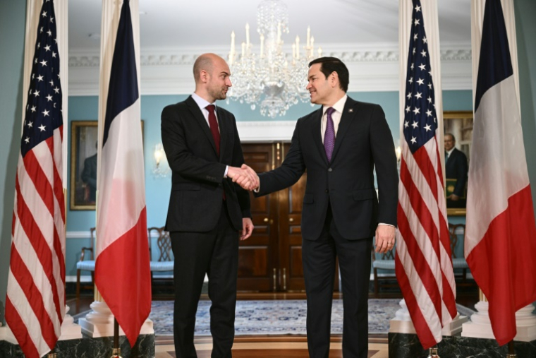 Le secrétaire d'Etat américain Marco Rubio (d) et le ministre français des Affaires étrangères Jean-Noël Barrot (g) au département d'Etat, à Washington, le 1er mai 2025 ( AFP / Brendan SMIALOWSKI )