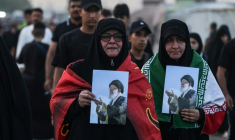 Des pèlerins chiites portent le portrait de l'ancien guide suprême iranien Ali Khamenei dans les rues de Bagdad en Irak, à l'occasion de la célébration d'Arbaïn, le 30 juillet ( AFP / AHMAD AL-RUBAYE )