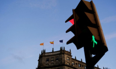 Le bureau de la Banque d'Espagne devant un feu de signalisation à Barcelone