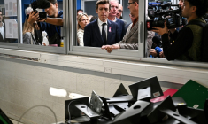 Le ministre de l'Éducation Édouard Geffray dans un lycée à Lormont en Gironde le 15 octobre 2026 ( AFP / Christophe ARCHAMBAULT )
