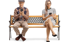 Téléphone mobile : lequel choisir pour un jeune ou pour un senior ? (Crédits photo : Shutterstock)