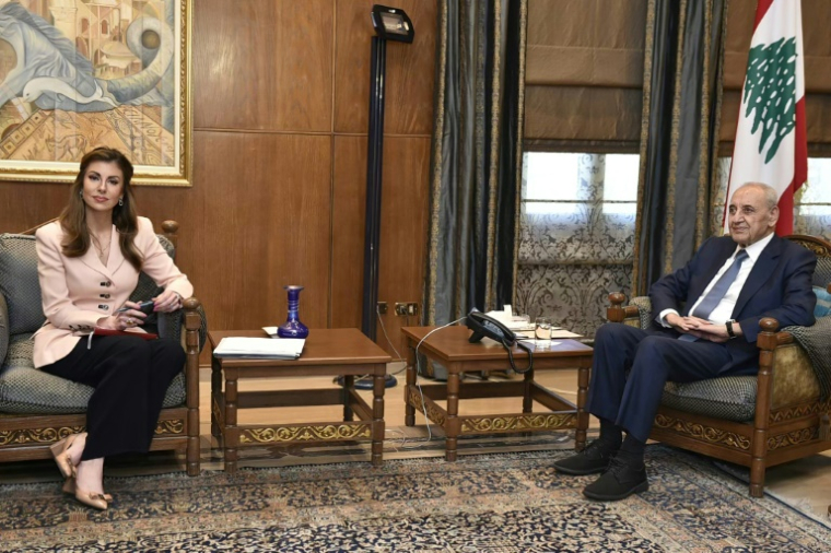 Morgan Ortagus, émissaire américaine adjointe pour le Moyen-Orient (gauche) et le président de la Chambre des députés libanaise Nabih Berri, le 5 avril 2025 à Beyrouth ( AFP / - )