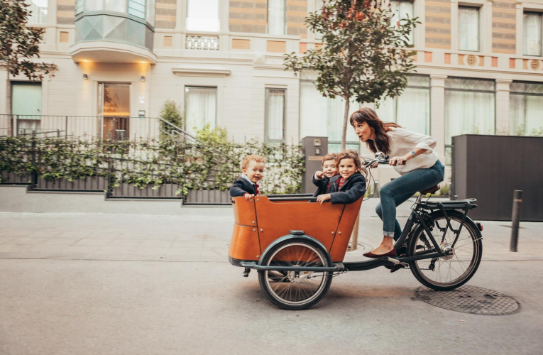 Le triporteur est un vélo à trois roues équipé d’une caisse en bois rectangulaire. ( crédit photo : Getty Images )