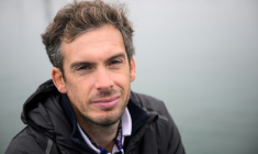 Charlie Dalin à bord du 60 pieds Apivia - Macif Santé Prévoyance quelques jours avant le départ du Vendée Globe, aux Sables-d'Olonne le 6 novembre 2024 ( AFP / Loic VENANCE )