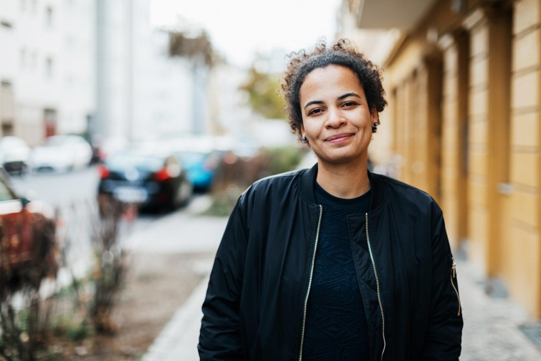Les femmes achètent de plus en plus souvent leur bien immobilier seules ( crédit photo : GettyImages )