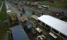 Barrage des agriculteurs sur l'autoroute A64 à Carbonne, en Haute-Garonne, le 19 décembre 2025  ( AFP / Matthieu RONDEL )