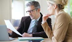 notaire et transmission(Crédits:Shutterstock / goodluz)