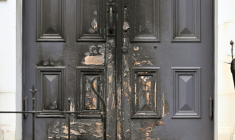 La porte d'entrée d'une synagogue de Melbourne partiellement incendiée, le 6 juillet 2025  ( AFP / William WEST )