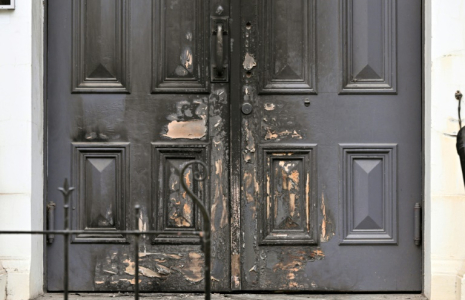 La porte d'entrée d'une synagogue de Melbourne partiellement incendiée, le 6 juillet 2025  ( AFP / William WEST )