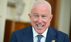 Bill White, ambassadeur des Etats-Unis en Belgique, lors d'une interview, le 17 avril 2026 à Bruxelles ( AFP / Nicolas TUCAT )