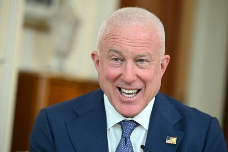 Bill White, ambassadeur des Etats-Unis en Belgique, lors d'une interview, le 17 avril 2026 à Bruxelles ( AFP / Nicolas TUCAT )