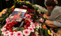 Des proches du soldat israélien Tamir Nimrodi à son enterrement à Kfar Saba le 16 octobre 2025  ( AFP / Jack GUEZ )