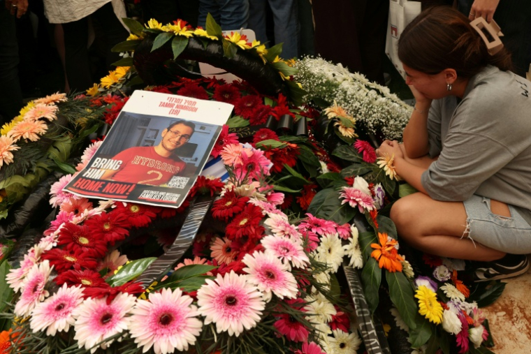 Des proches du soldat israélien Tamir Nimrodi à son enterrement à Kfar Saba le 16 octobre 2025 ( AFP / Jack GUEZ )