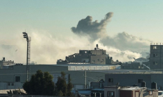 De la fumée s'élève après des frappes israéliennes à Khan Younis