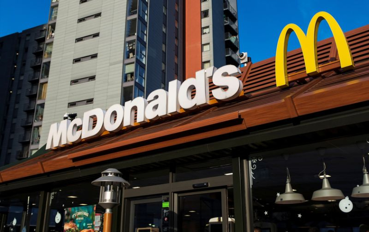 Le logo de McDonald's sur la façade d'un restaurant à Londres
