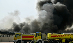 Une épaisse fumée s'élève dans la zone industrielle de Doha alors que l'Iran mène des frappes de représailles dans le Golfe, le 1er mars 2026 à Doha  ( AFP / Mahmud HAMS )