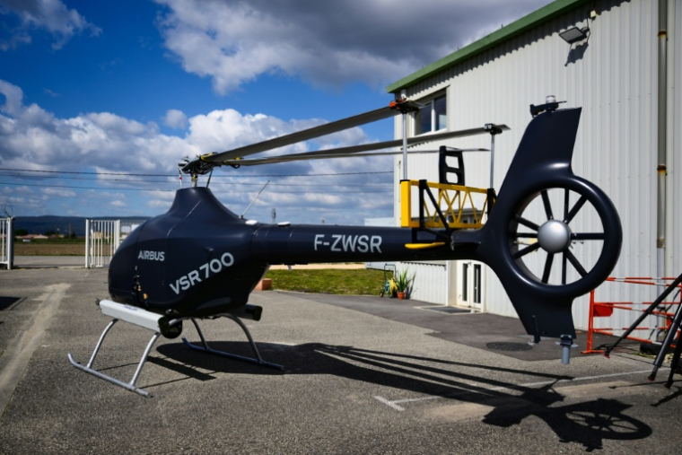 Un drone hélicoptère Airbus VSR700 (système aérien sans pilote) à l'usine Survey Copter à Pierrelatte, le 31 mars 2026 dans la Drôme ( AFP / OLIVIER CHASSIGNOLE )