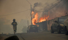 Les feux de forêt gagnent des habitations à Concepcion, au Chili, le 18 janvier 2026 ( AFP / GUILLERMO SALGADO )