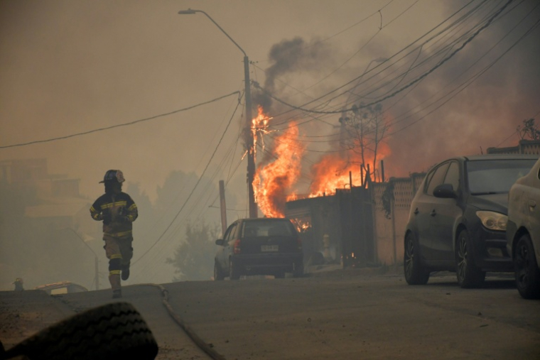 Les feux de forêt gagnent des habitations à Concepcion, au Chili, le 18 janvier 2026 ( AFP / GUILLERMO SALGADO )