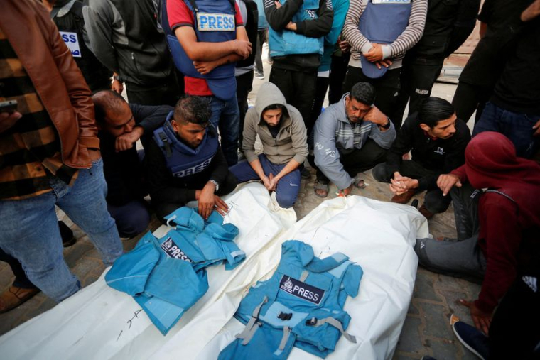 Des Palestiniens pleurent les journalistes Hassouna Sleem et Sary Mansour
