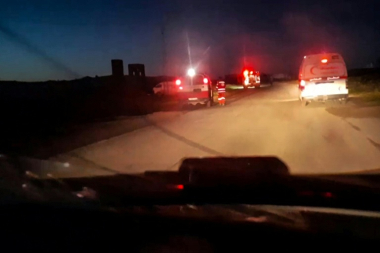 Capture d'écran à partir d'une vidéo retrouvée sur les lieux d'une attaque israélienne à Rafah, dans le sud de Gaza, le 23 mars 2025, et diffusée par le Croissant-Rouge palestinien le 5 avril 2025, montrant une ambulance du Croissant-Rouge avec les feux allumés se diriger vers d'autres ambulances ( Palestinian Red Crescent / - )