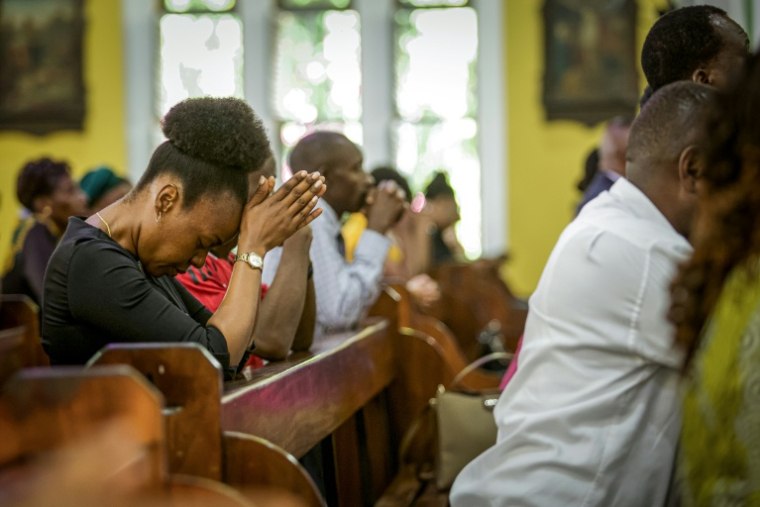 Des fidèles prient lors d'une messe dédiée aux morts des manifestations électorales réprimées dans le sang fin octobre, à Dar es Salaam le 10 novembre 2025 ( AFP / - )