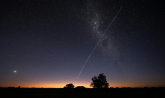 Une photo en pose longue montre une traînée lumineuse laissée par un groupe de satellites Starlink de SpaceX survolant l'Uruguay, avec une partie de la Voie lactée et la planète Vénus (g) visibles dans le ciel, à environ 185 km au nord de Montevideo, le 12 novembre 2023 ( AFP / Mariana SUAREZ )