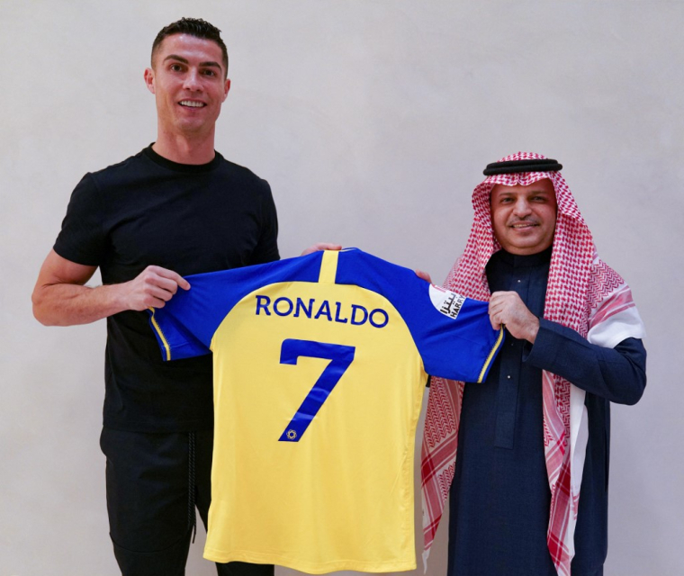 Cristiano Ronaldo et le président du club saoudien Al-Nassr, Musalli Al-Muammar, le 30 décembre à Madrid. ( Al Nassr Football Club / - )