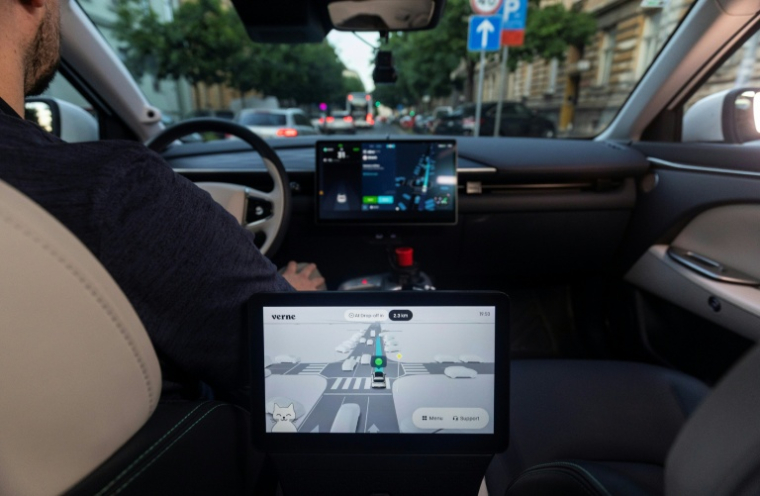 Le volant et l'écran de commande d'un RoboTaxi de l'entreprise Verne circule dans le centre de Zagreb, le 4 mai 2026 en Croatie ( AFP / MARKO PERKOV )