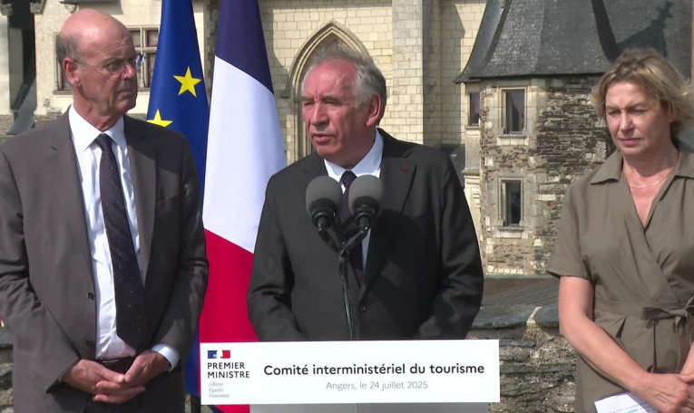 Tourisme: Bayrou fixe un objectif de 100 milliards d'euros de recettes internationales en 2030