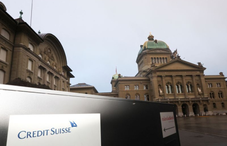 Un logo de Credit Suisse à Berne, Suisse