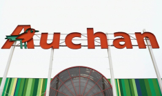 en difficulté, Auchan prévoit de basculer sous bannière Intermarché et Netto en franchise ses quelque 300 supermarchés ( AFP / Jean-Christophe VERHAEGEN )