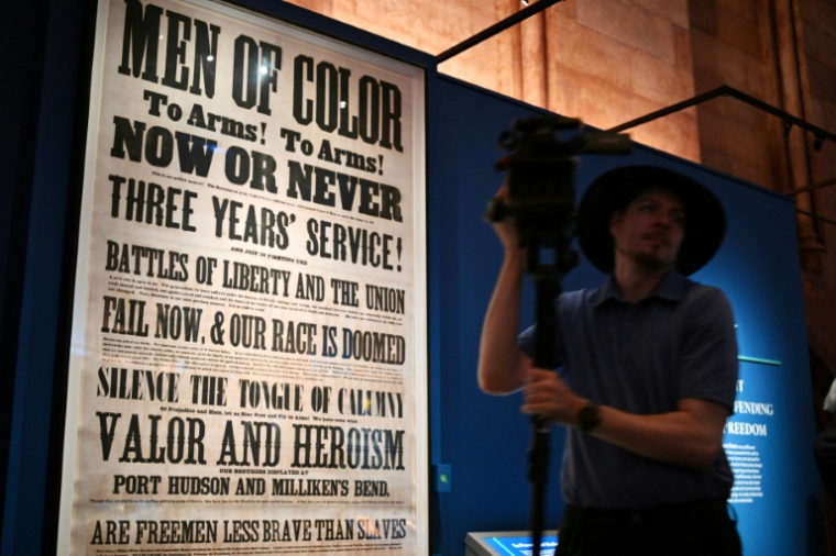 Une affiche du texte rédigé le célèbre abolitionniste américain de l'esclavage, Frederick Douglass, ors d'une avant-première presse de l'exposition "American Aspirations" au Smithsonian à Washington, le 28 mai 2026 ( AFP / Mandel NGAN )