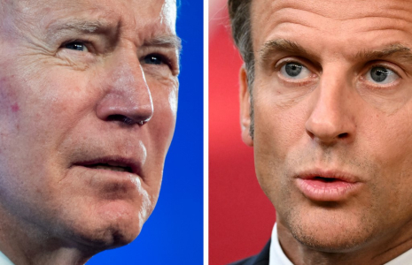 Joe Biden à Wahsington, aux États-Unis, le 21 janvier 2022, et Emmanuel Macron à Bruxelles, en Belgique, le 18 juillet 2023. ( AFP / SAUL LOEB )