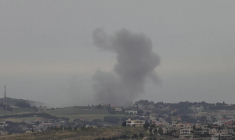 De la fumée s'élève après des frappes israéliennes sur le sud du Liban