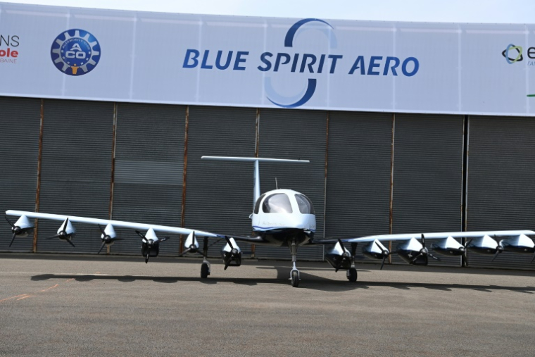 Le petit avion à hydrogène Dragonfly de la start-up Blue Spirit Aero lors de sa présentation à l'aéroport du Mans, le 10 juin 2025 dans la Sarthe ( AFP / JEAN-FRANCOIS MONIER )