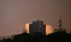 Cette photographie montre un panache de fumée après une explosion lors d'une attaque aérienne à Kiev le 28 septembre 2025, dans le contexte de l'invasion russe de l'Ukraine ( AFP / Sergei SUPINSKY )