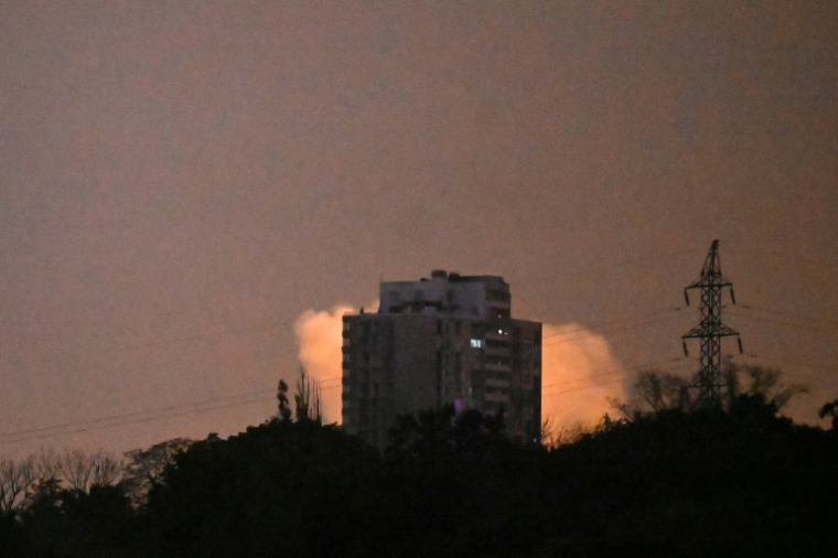 Une explosion lors d'une attaque aérienne russe à Kiev, le 28 septembre 2025 en Ukraine ( AFP / Sergei SUPINSKY )