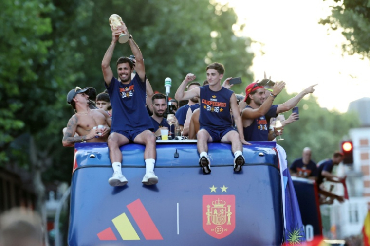 Rodri brandit le trophée de la Coupe du monde lors de la parade des champions du monde espagnols dans les rues de Madrid, le 20 juillet 2026 ( AFP / Thomas COEX )