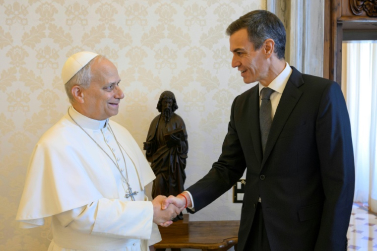 Le pape Léon XIV (gauche) salue le Premier ministre espagnol Pedro Sanchez, le 27 mai 2026 au Vatican ( VATICAN MEDIA / Handout )