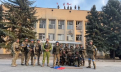 Les forces armées ukrainiennes font une déclaration devant le bureau de l'administration de la ville de Lyman